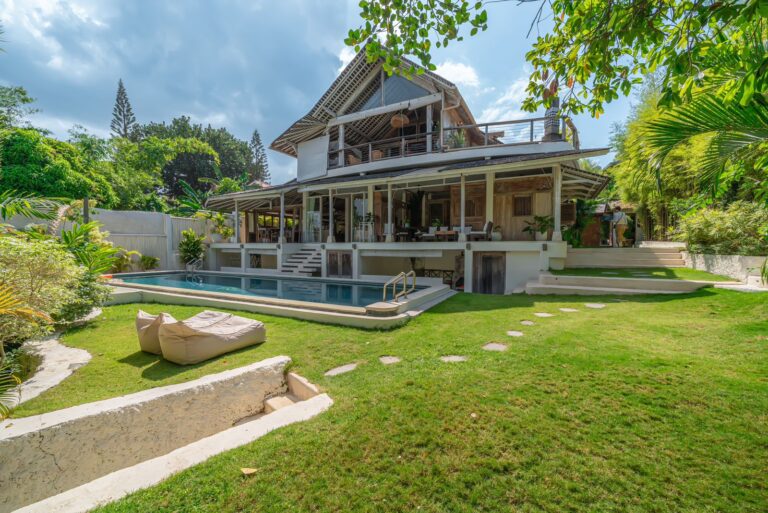 BEAUTIFUL UNIQUE VILLA 5 BEDROOMS WITH STRATEGIC LOCATION LEASEHOLD IN BATU BOLONG BE-1423 (2)