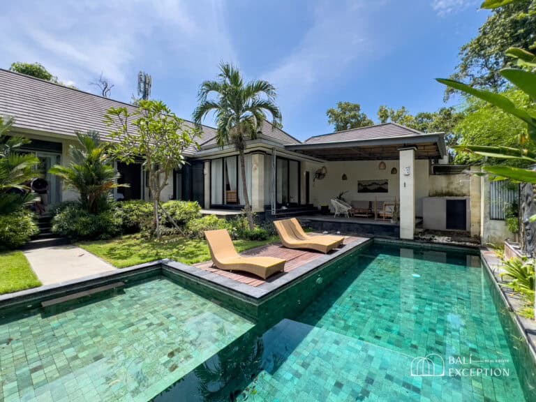 Villa avec piscine et jardin tropical.