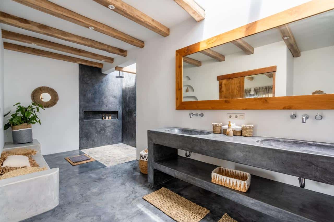 Modern bathroom with wooden beams and concrete elements.